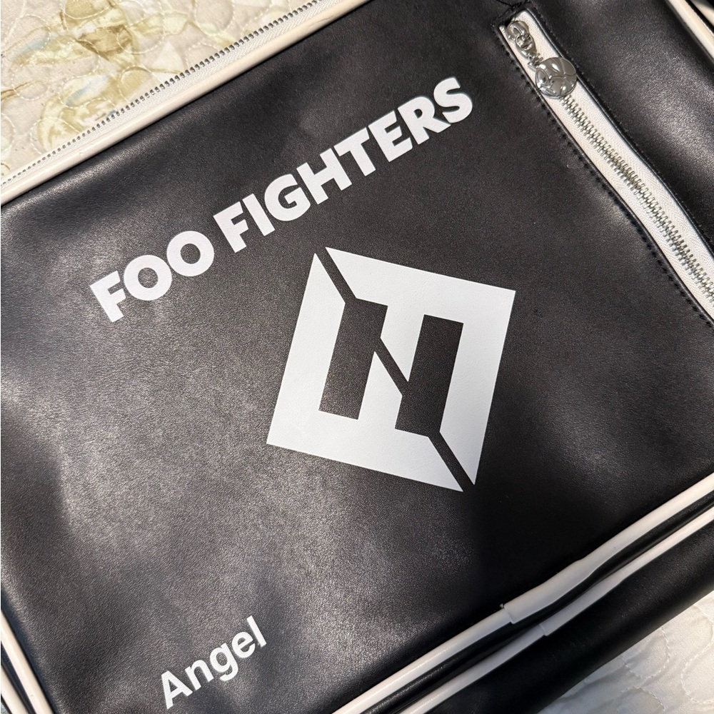Foo Fighters Black Messenger Bag with Magazine included - Picture 3 of 9